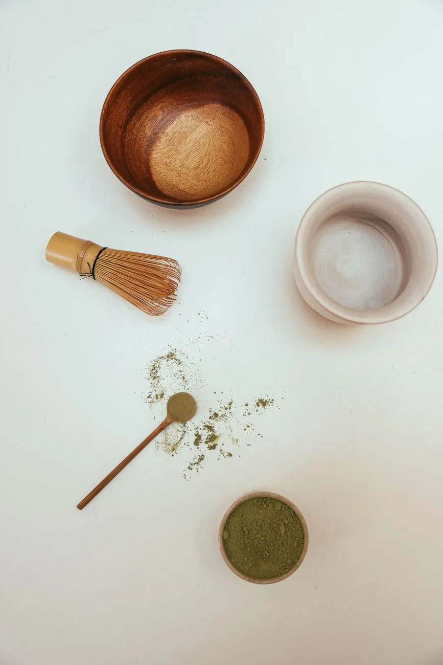 Bir kase matcha ve toz matcha